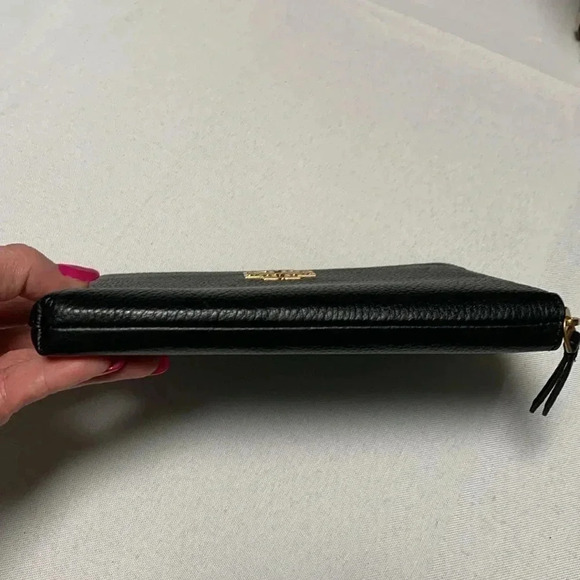 TORY BURCH Britten Large Zip Pouch Wristlet NWT.
